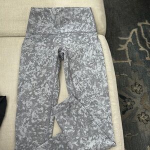 Lulu wunder under leggings size 4. Never worn